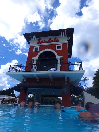 Main pool with swim up bar